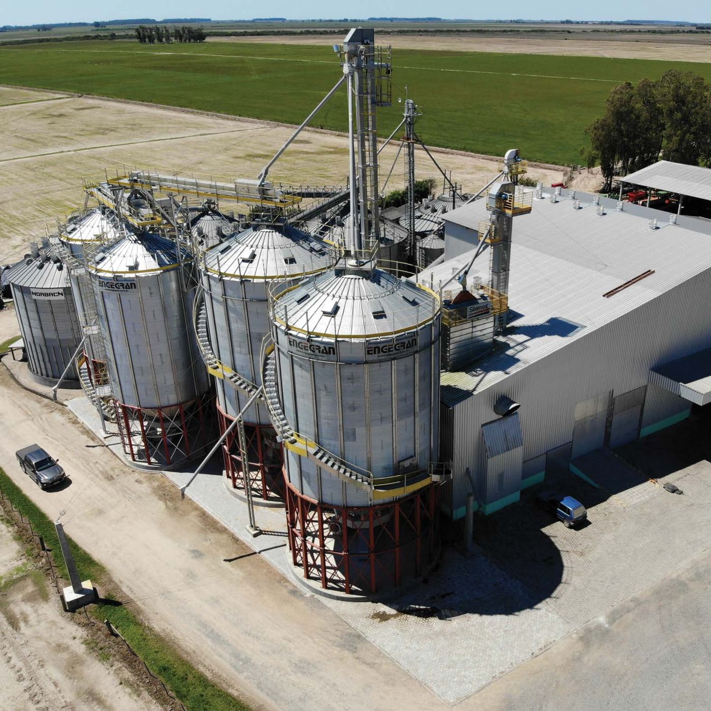 Vista aérea da unidade de beneficiamento de sementes, com silos e armazém, em Arambaré